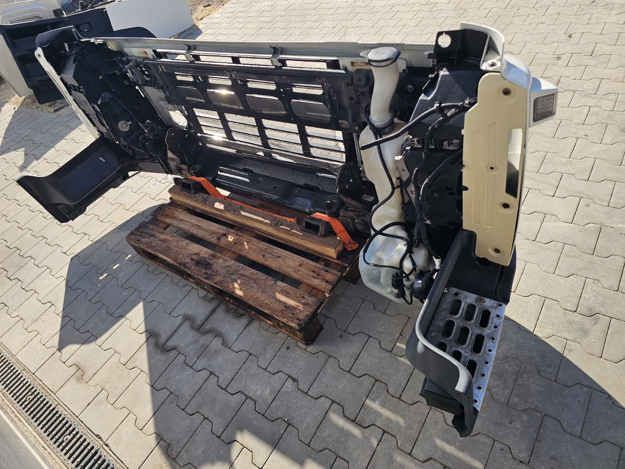 VOLVO FM 3 / COMPLETE FRONT BUMPER - Lökhárító: 4 kép. VOLVO FM 3 / COMPLETE FRONT BUMPER - Lökhárító: 4 kép.