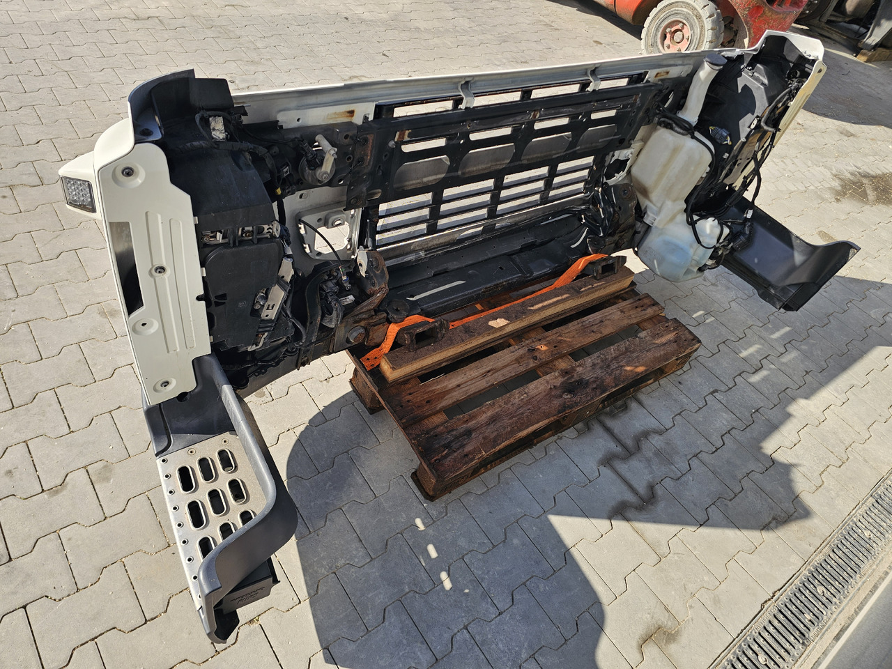 VOLVO FM 3 / COMPLETE FRONT BUMPER - Lökhárító: 3 kép. VOLVO FM 3 / COMPLETE FRONT BUMPER - Lökhárító: 3 kép.