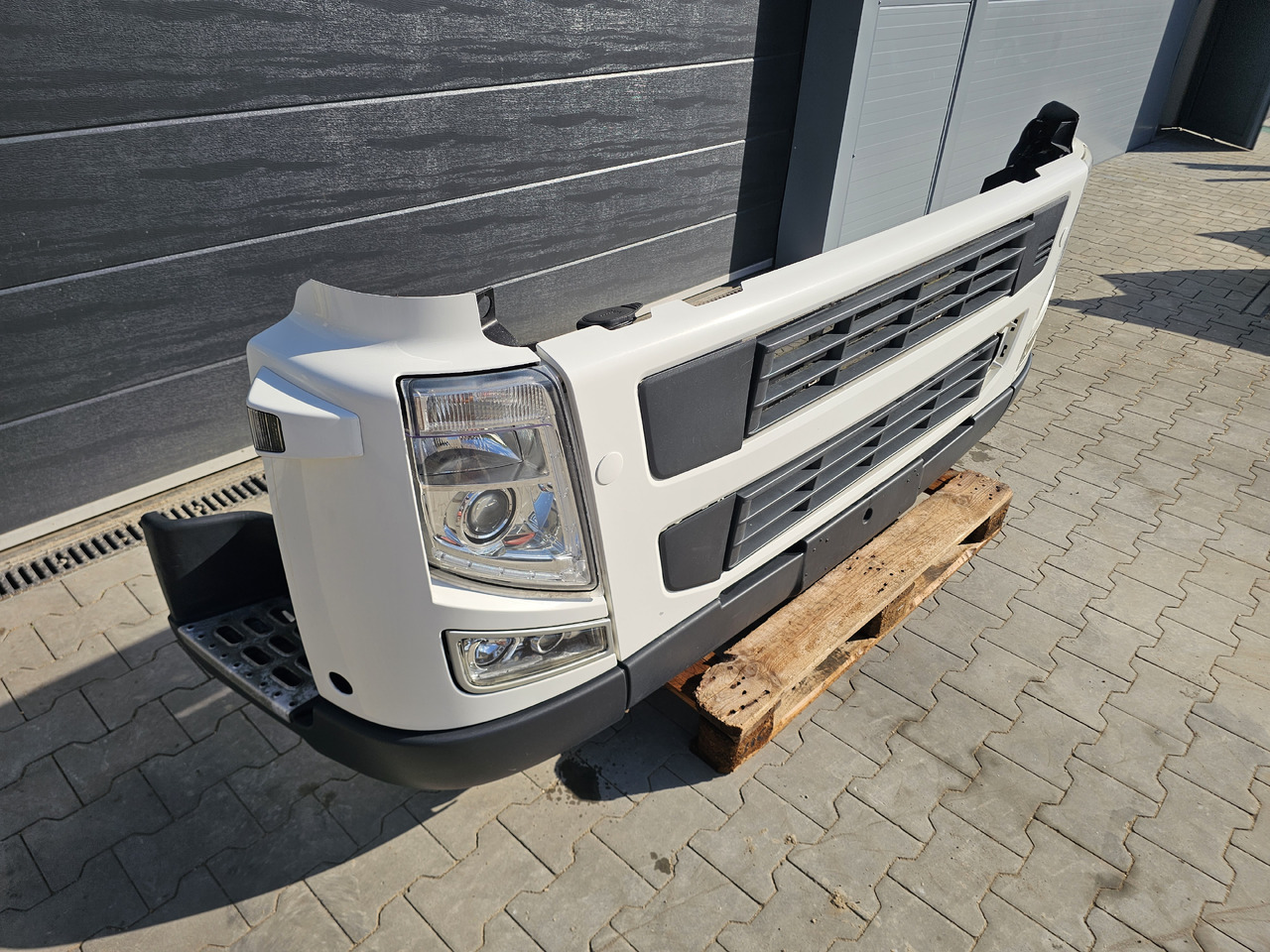 VOLVO FM 3 / COMPLETE FRONT BUMPER - Lökhárító: 2 kép. VOLVO FM 3 / COMPLETE FRONT BUMPER - Lökhárító: 2 kép.