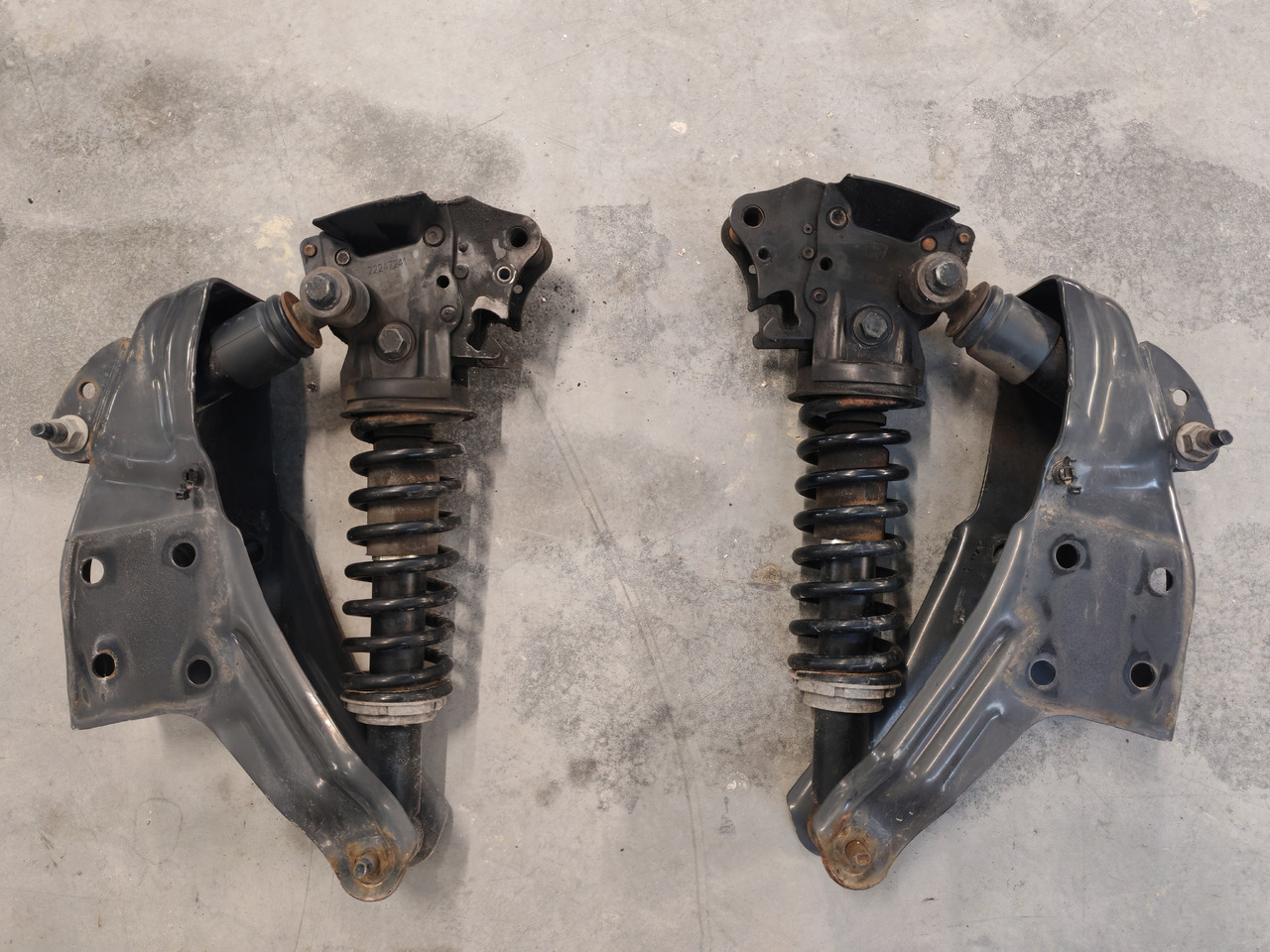 VOLVO FM5 / REAR CAB SUNSPENSION / 21171968 21172132 - Fülke felfüggesztés: 2 kép. VOLVO FM5 / REAR CAB SUNSPENSION / 21171968 21172132 - Fülke felfüggesztés: 2 kép.