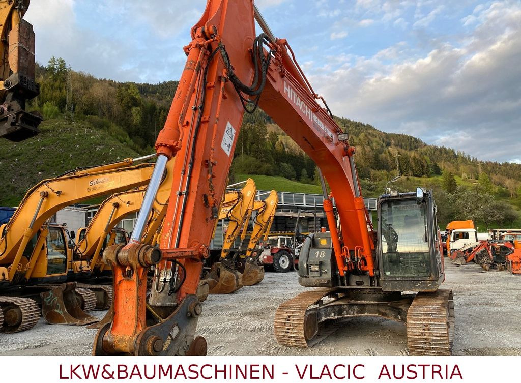 Hitachi ZX 225 USLC-3 - Lánctalpas kotró: 2 kép. Hitachi ZX 225 USLC-3 - Lánctalpas kotró: 2 kép.