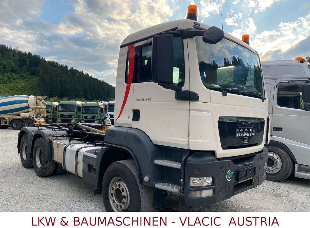 MAN TGS 33.440 (6x4) EEV Abrollkipper - Horgos rakodó teherautó: 2 kép. MAN TGS 33.440 (6x4) EEV Abrollkipper - Horgos rakodó teherautó: 2 kép.