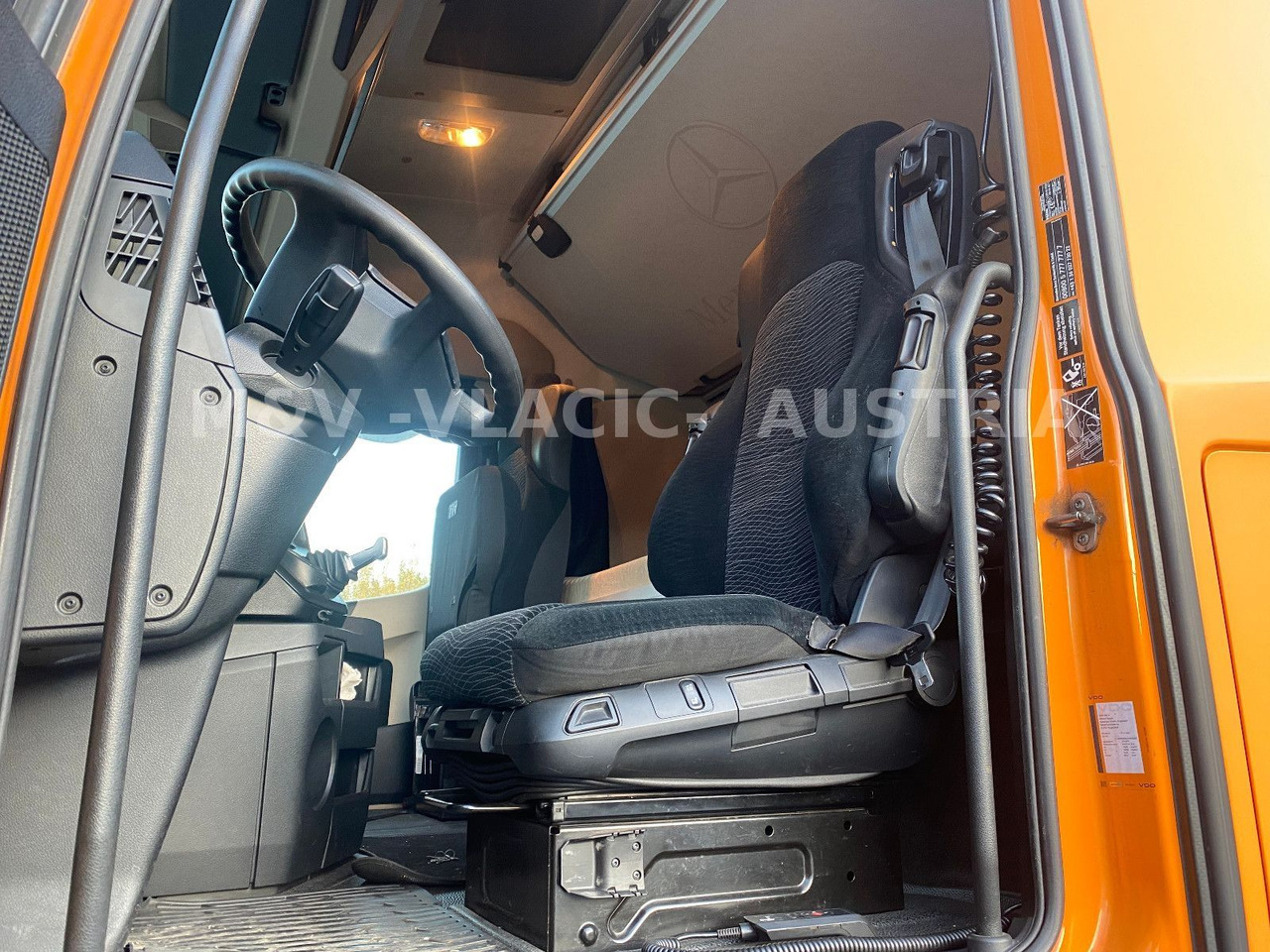 Mercedes-Benz 2542 - Cserefelépítményes teherautó: 4 kép. Mercedes-Benz 2542 - Cserefelépítményes teherautó: 4 kép.