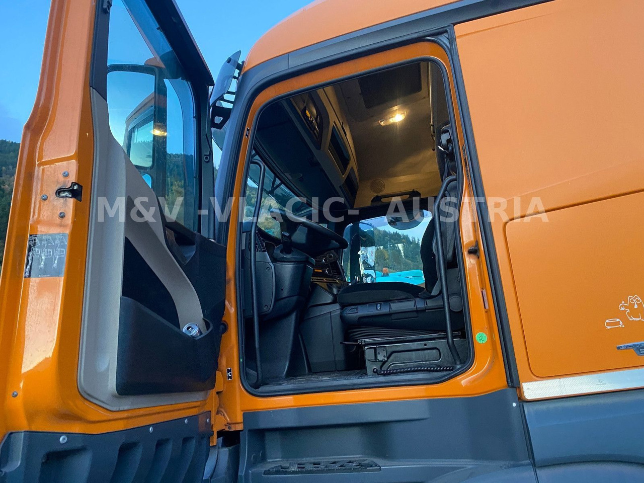 Mercedes-Benz 2542 - Cserefelépítményes teherautó: 2 kép. Mercedes-Benz 2542 - Cserefelépítményes teherautó: 2 kép.