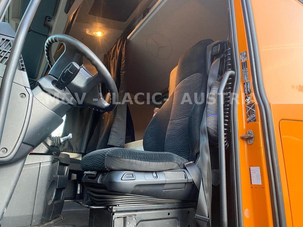 Mercedes-Benz 2542 - Cserefelépítményes teherautó: 3 kép. Mercedes-Benz 2542 - Cserefelépítményes teherautó: 3 kép.