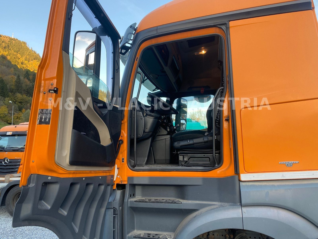 Mercedes-Benz 2542 - Cserefelépítményes teherautó: 3 kép. Mercedes-Benz 2542 - Cserefelépítményes teherautó: 3 kép.