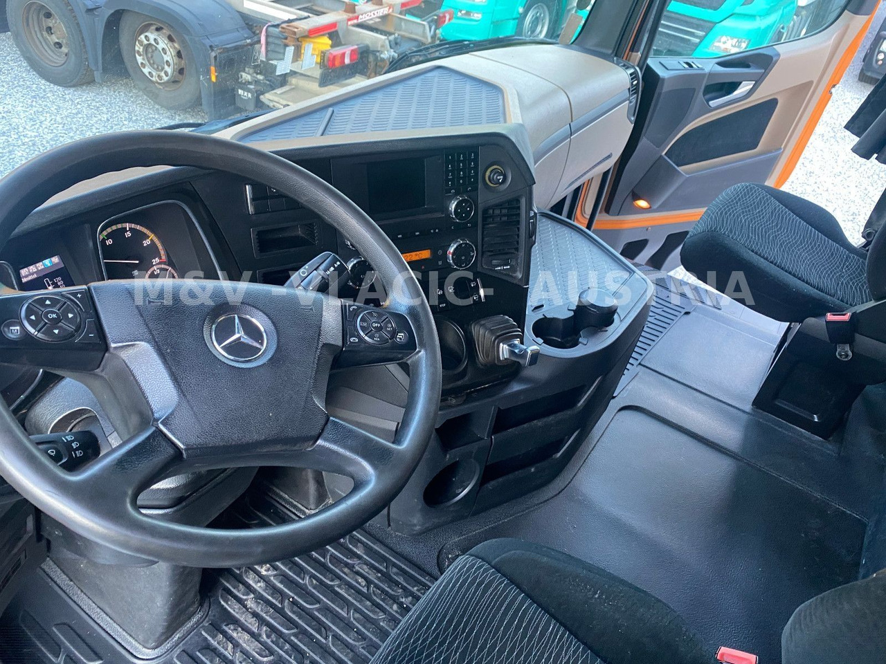 Mercedes-Benz 2542 - Cserefelépítményes teherautó: 4 kép. Mercedes-Benz 2542 - Cserefelépítményes teherautó: 4 kép.