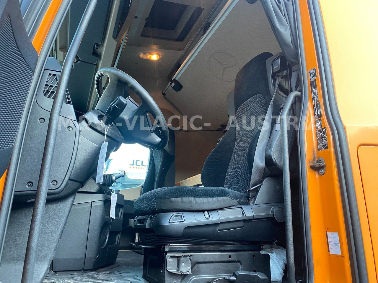 Mercedes-Benz 2542 - Cserefelépítményes teherautó: 4 kép. Mercedes-Benz 2542 - Cserefelépítményes teherautó: 4 kép.