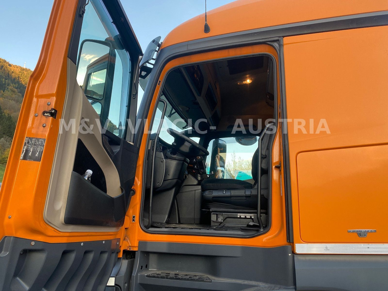 Mercedes-Benz 2542 - Cserefelépítményes teherautó: 3 kép. Mercedes-Benz 2542 - Cserefelépítményes teherautó: 3 kép.