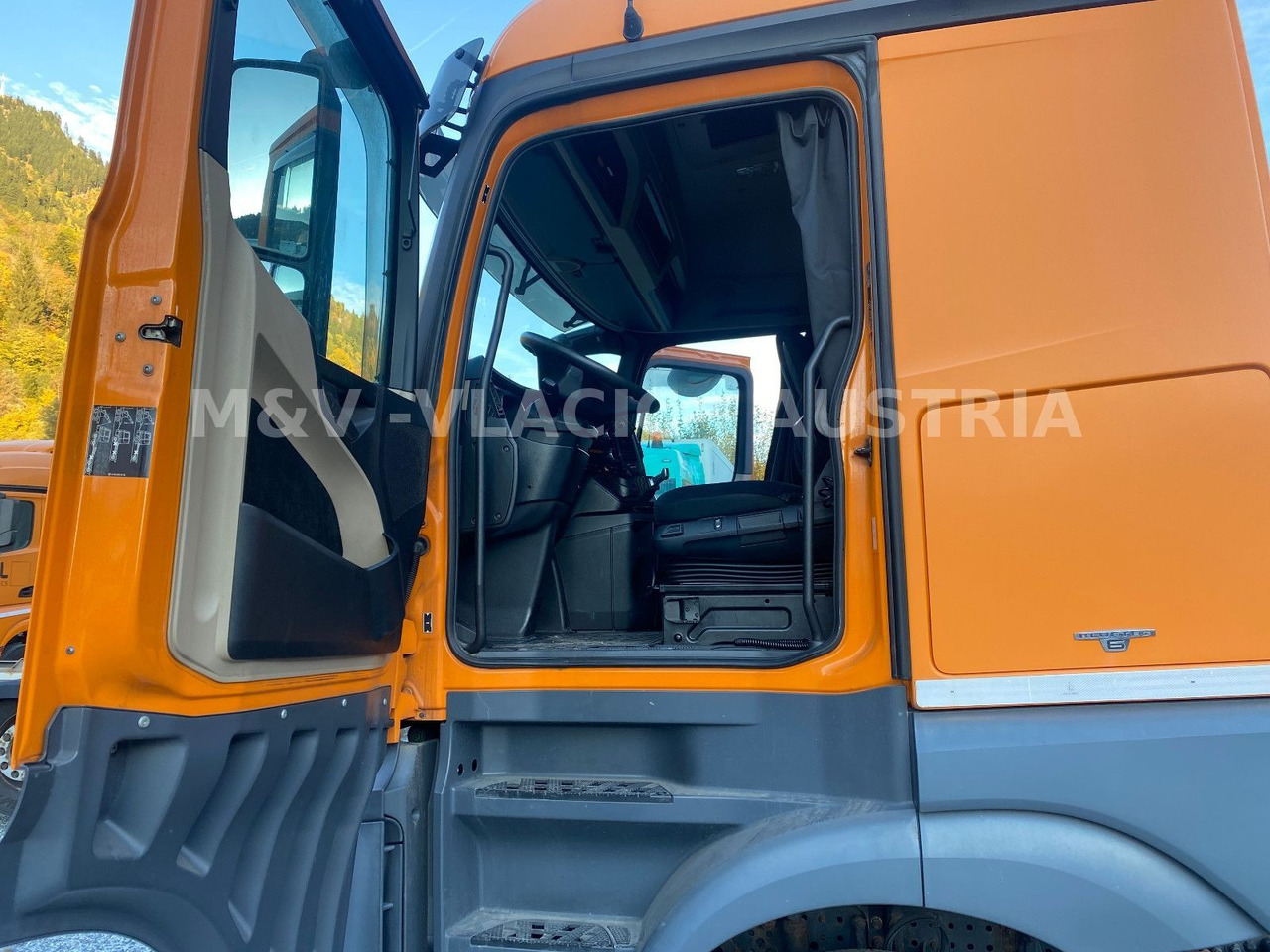 Mercedes-Benz 2542 - Cserefelépítményes teherautó: 2 kép. Mercedes-Benz 2542 - Cserefelépítményes teherautó: 2 kép.