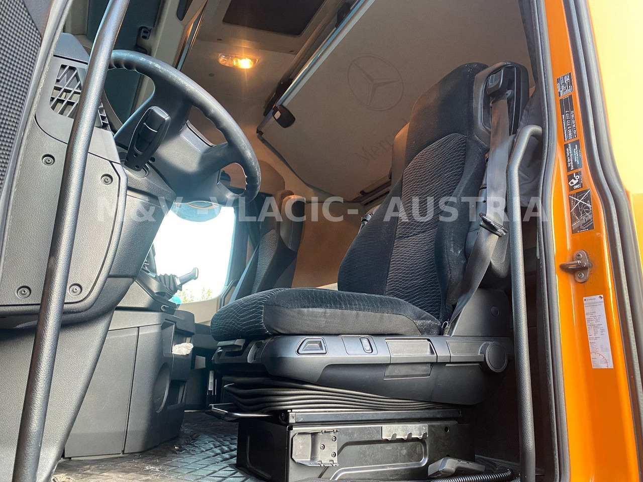 Mercedes-Benz 2542 - Cserefelépítményes teherautó: 4 kép. Mercedes-Benz 2542 - Cserefelépítményes teherautó: 4 kép.