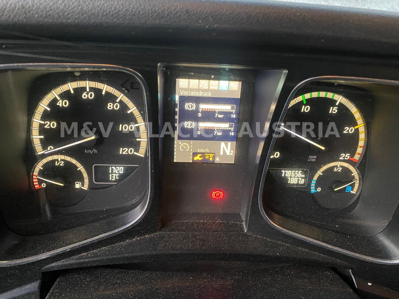 Mercedes-Benz 2542 - Cserefelépítményes teherautó: 5 kép. Mercedes-Benz 2542 - Cserefelépítményes teherautó: 5 kép.