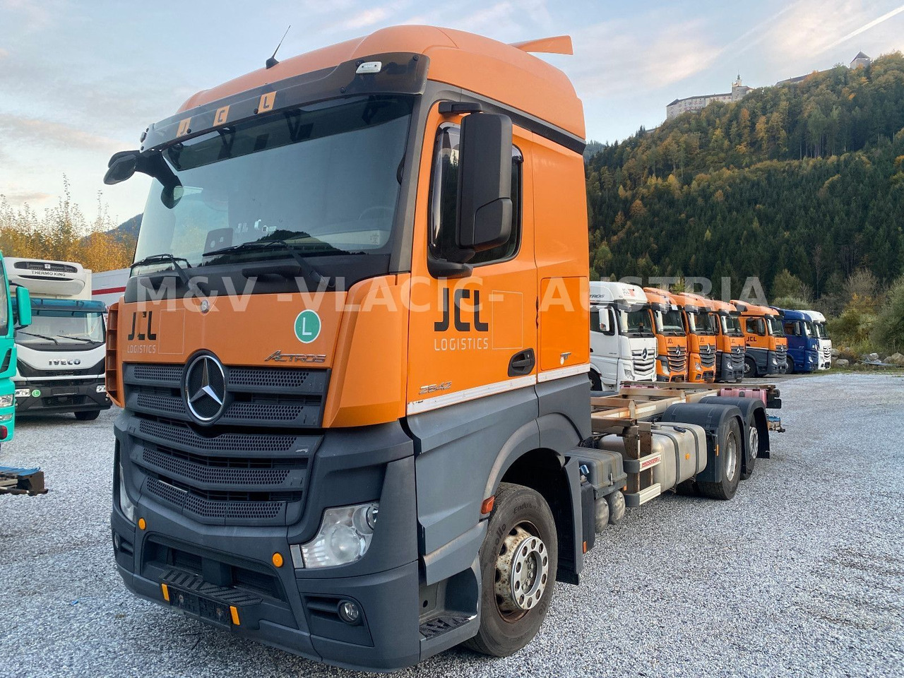 Mercedes-Benz 2542 - Cserefelépítményes teherautó: 1 kép. Mercedes-Benz 2542 - Cserefelépítményes teherautó: 1 kép.