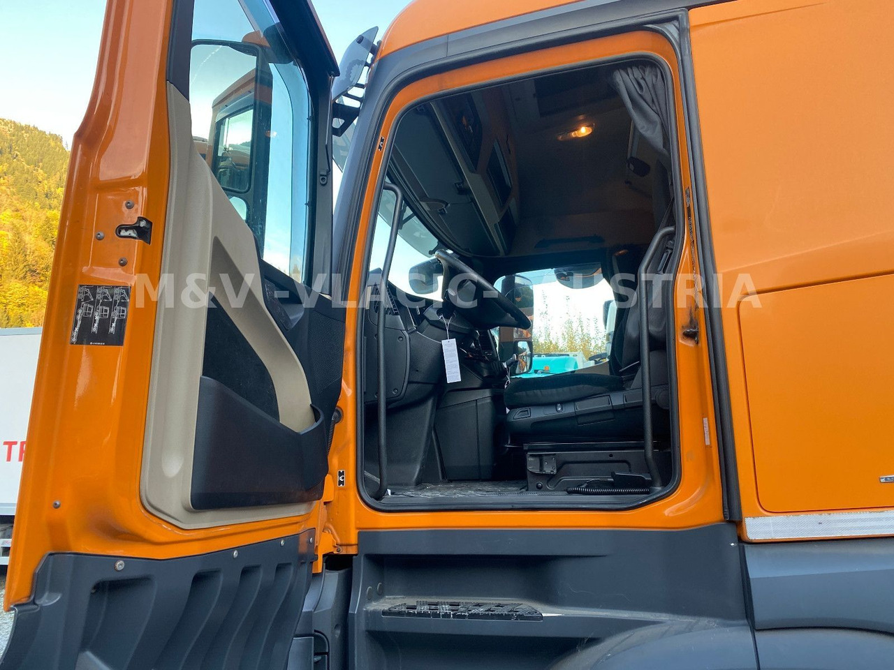 Mercedes-Benz 2542 - Cserefelépítményes teherautó: 3 kép. Mercedes-Benz 2542 - Cserefelépítményes teherautó: 3 kép.