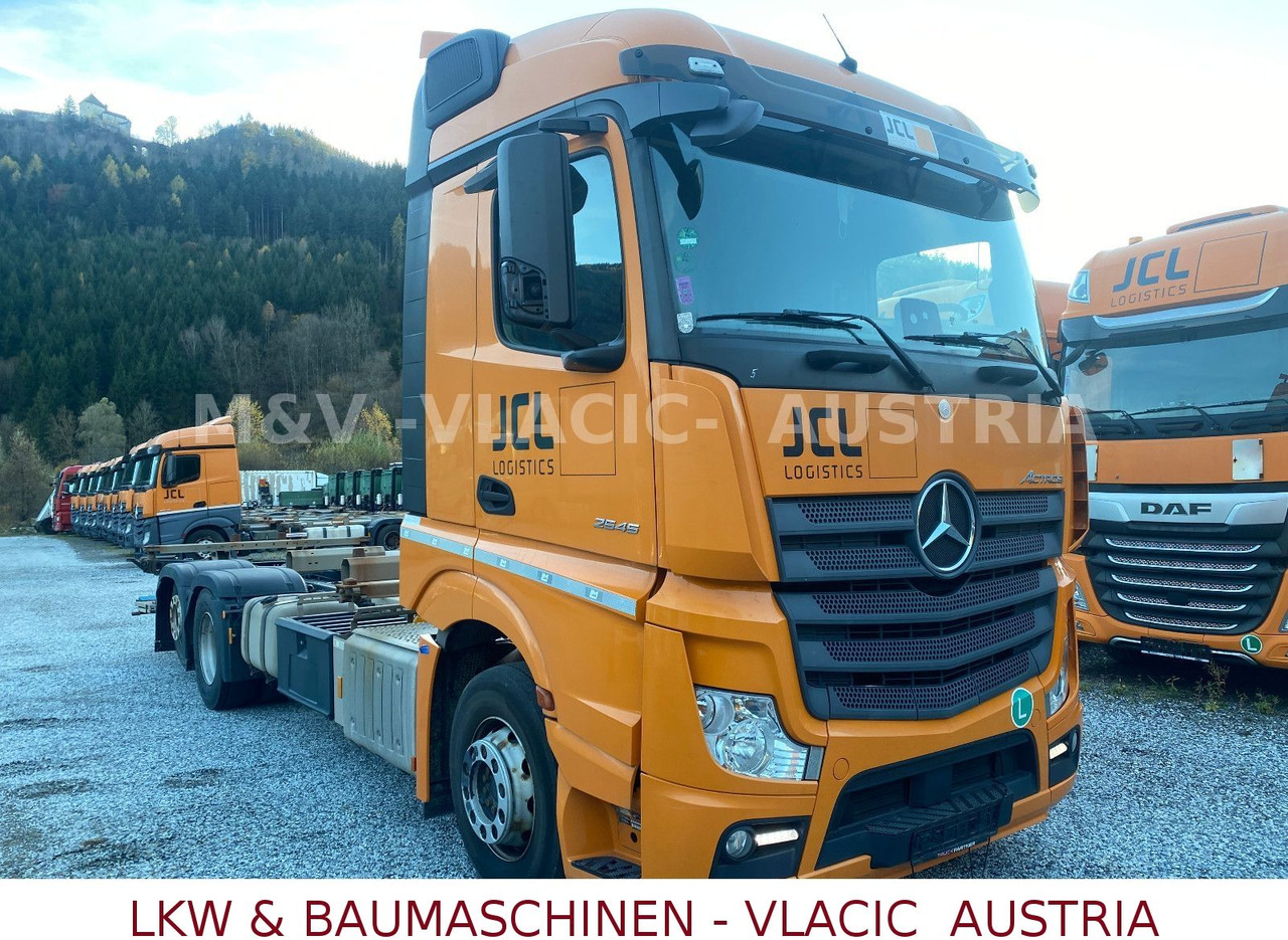 Mercedes-Benz Actros 2545 - Cserefelépítményes teherautó: 2 kép. Mercedes-Benz Actros 2545 - Cserefelépítményes teherautó: 2 kép.