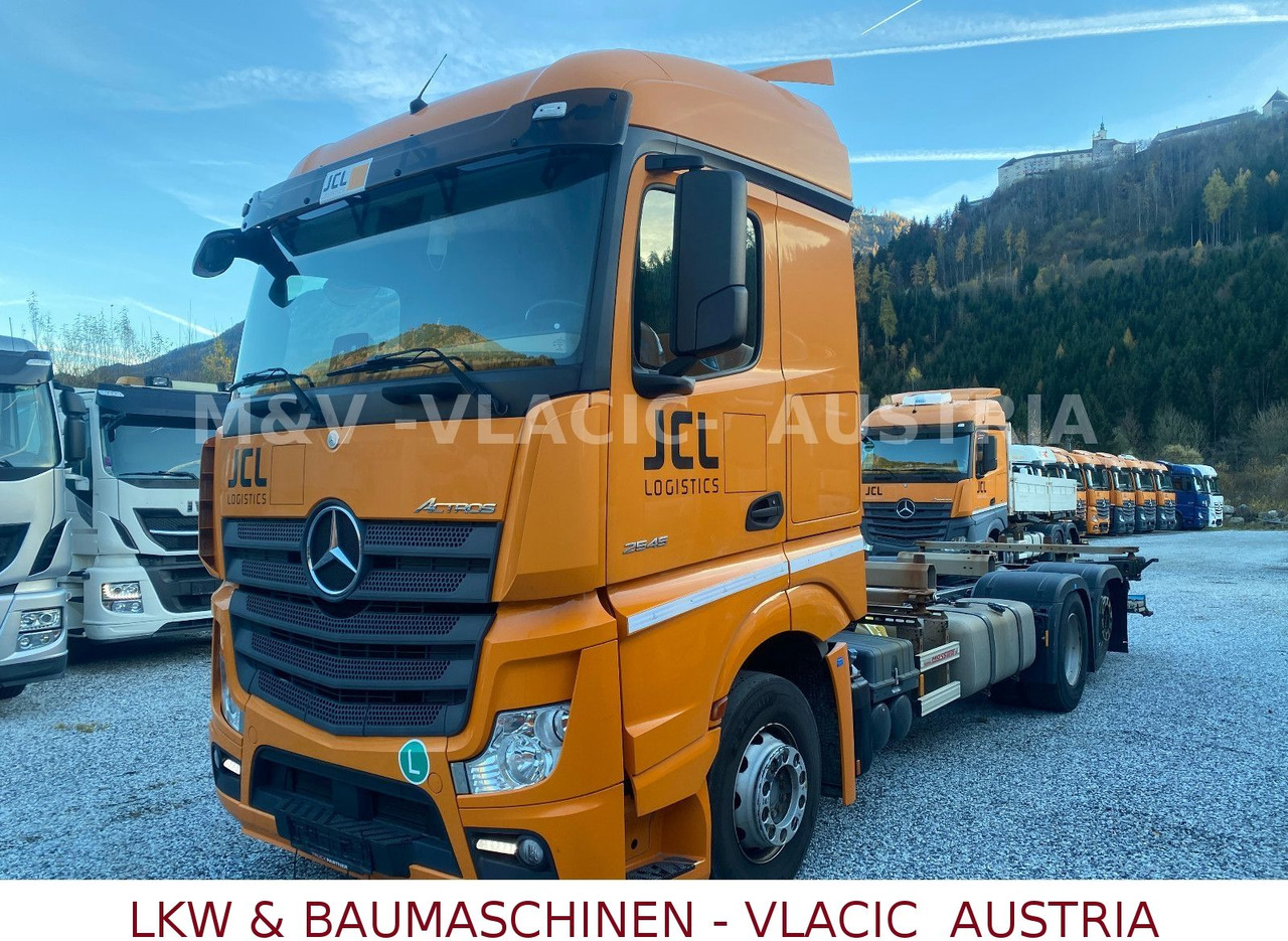 Mercedes-Benz Actros 2545 - Cserefelépítményes teherautó: 1 kép. Mercedes-Benz Actros 2545 - Cserefelépítményes teherautó: 1 kép.