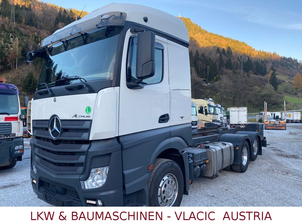 Mercedes-Benz Actros 963-0-C - Tartályos teherautó: 1 kép. Mercedes-Benz Actros 963-0-C - Tartályos teherautó: 1 kép.