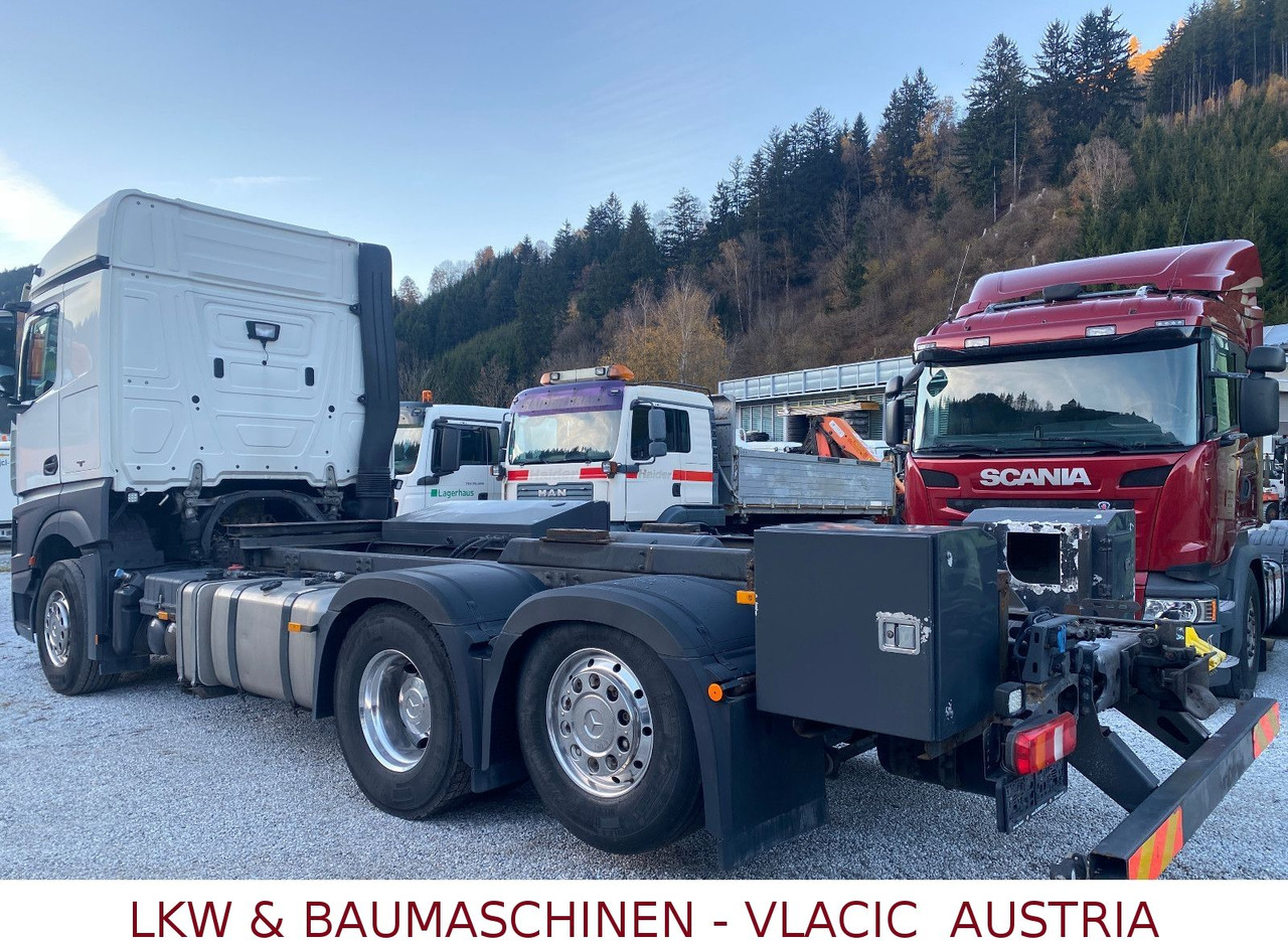 Mercedes-Benz Actros 963-0-C - Tartályos teherautó: 4 kép. Mercedes-Benz Actros 963-0-C - Tartályos teherautó: 4 kép.