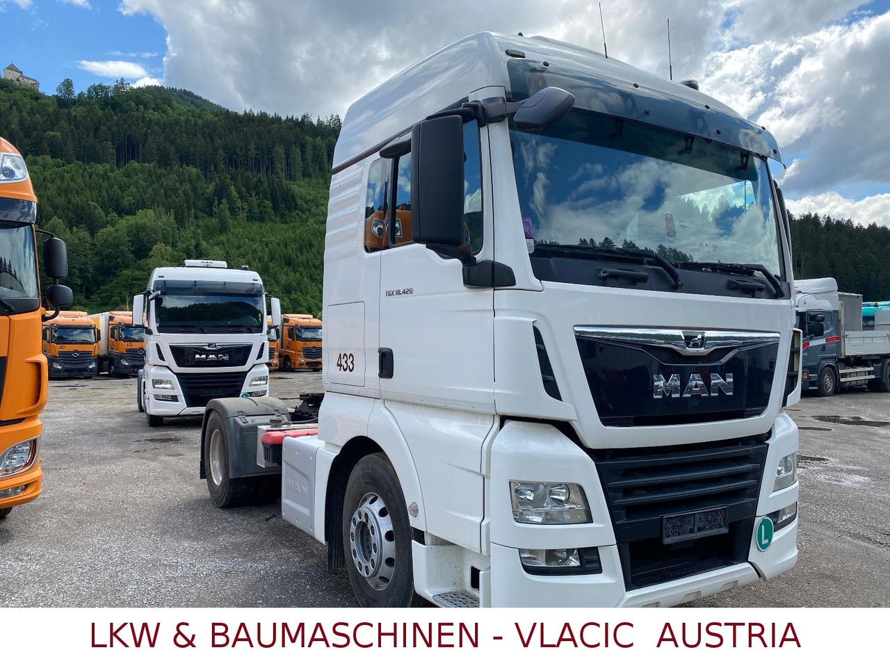 MAN TGX 18.420 (eigengewicht 6939Kg) MAN TGX 18.420 (eigengewicht 6939Kg) - Nyergesvontató: 2 kép. MAN TGX 18.420 (eigengewicht 6939Kg) MAN TGX 18.420 (eigengewicht 6939Kg) - Nyergesvontató: 2 kép.