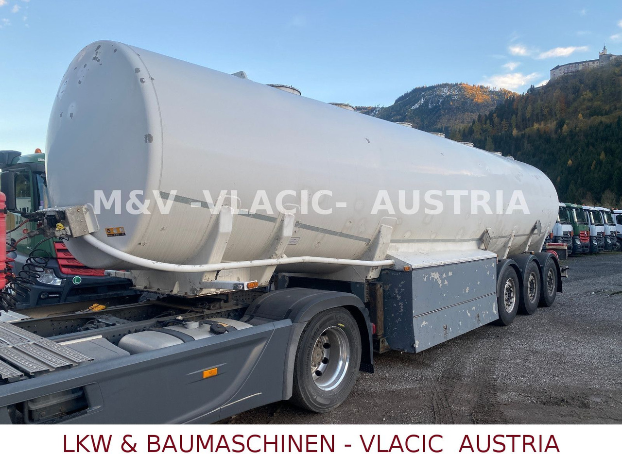 Schwarzmüller Benzin / Diesel 43000L 6Kammer Peillstab - Tartályos félpótkocsi: 1 kép. Schwarzmüller Benzin / Diesel 43000L 6Kammer Peillstab - Tartályos félpótkocsi: 1 kép.