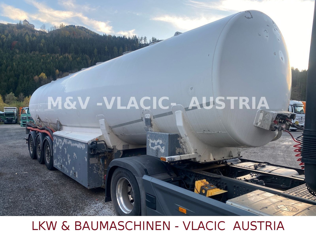 Schwarzmüller Benzin / Diesel 43000L 6Kammer Peillstab - Tartályos félpótkocsi: 2 kép. Schwarzmüller Benzin / Diesel 43000L 6Kammer Peillstab - Tartályos félpótkocsi: 2 kép.