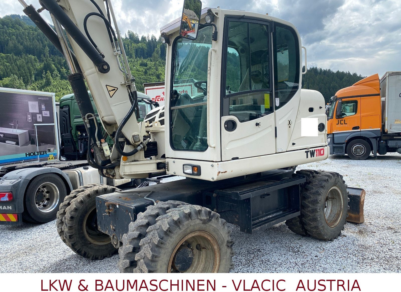 Terex TW 110 Mobilbagger inkl.4Löffeln - Gumikerekes kotró: 2 kép. Terex TW 110 Mobilbagger inkl.4Löffeln - Gumikerekes kotró: 2 kép.