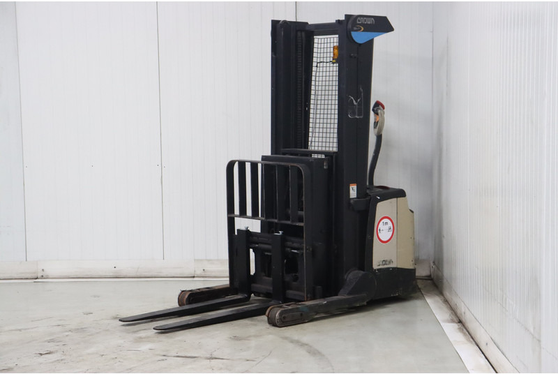 Crown SHR5520-1.13 - Emelőtargoncá: 5 kép. Crown SHR5520-1.13 - Emelőtargoncá: 5 kép.