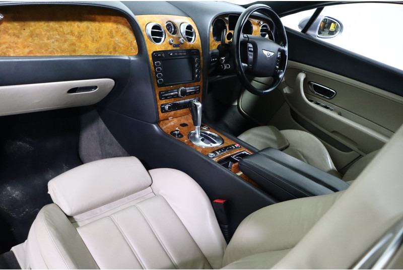 Bentley Continental GT - Építőipari gépek: 2 kép. Bentley Continental GT - Építőipari gépek: 2 kép.