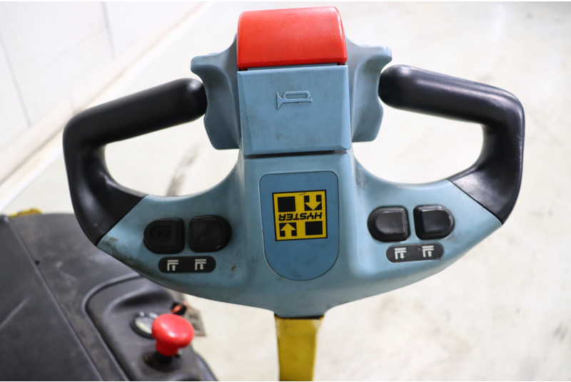 Hyster S1.0 AC - Emelőtargoncá: 2 kép. Hyster S1.0 AC - Emelőtargoncá: 2 kép.