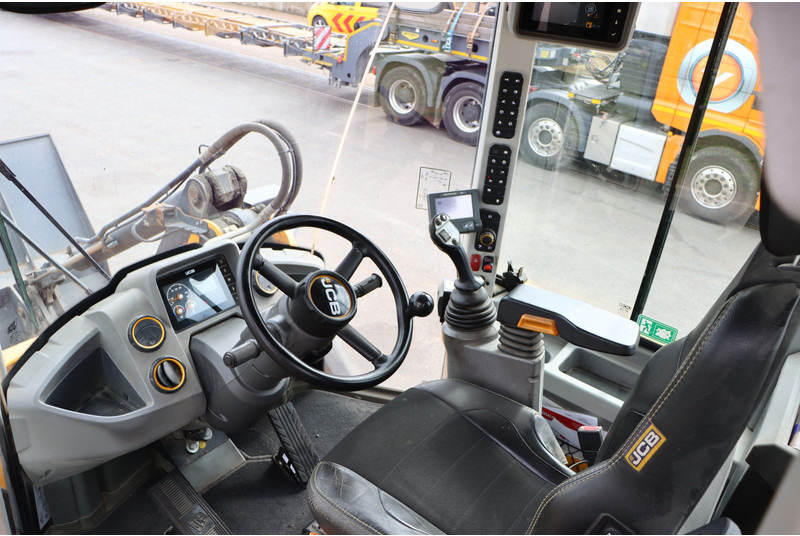 JCB 427 HT T4F - Rakodógép: 2 kép. JCB 427 HT T4F - Rakodógép: 2 kép.