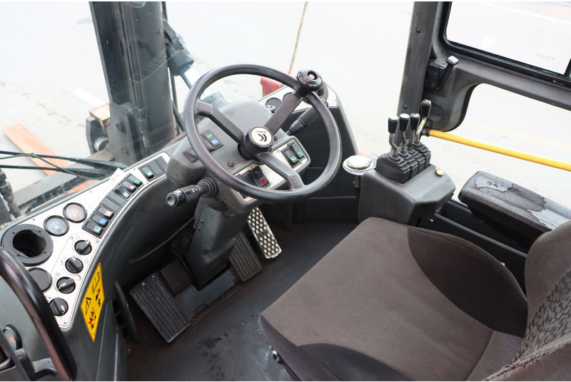 Kalmar DCE120-6 - Dízel targonca: 2 kép. Kalmar DCE120-6 - Dízel targonca: 2 kép.