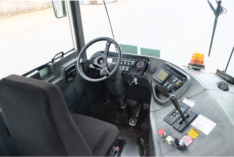 Kalmar TT612D - Terminál targoncá: 2 kép. Kalmar TT612D - Terminál targoncá: 2 kép.