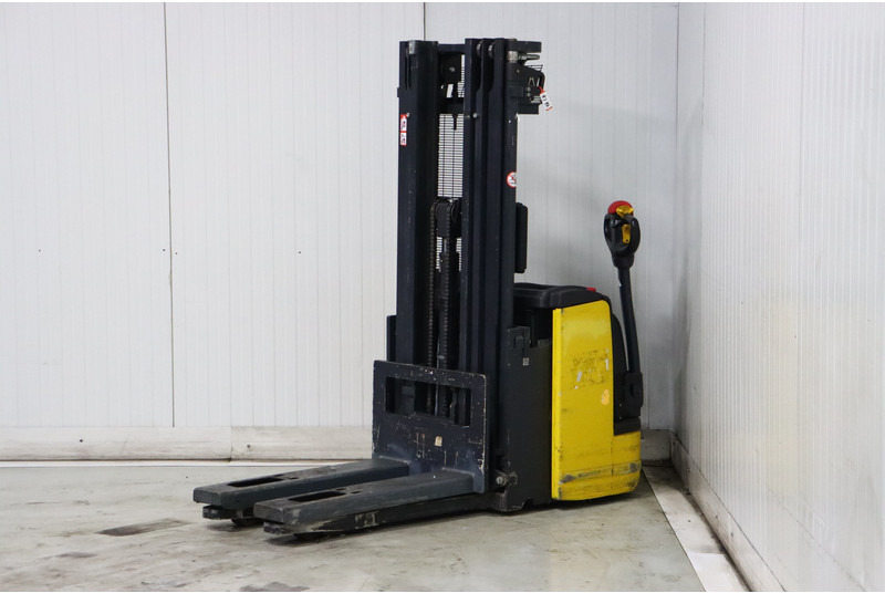 Komatsu CNI 14 - Emelőtargoncá: 4 kép. Komatsu CNI 14 - Emelőtargoncá: 4 kép.