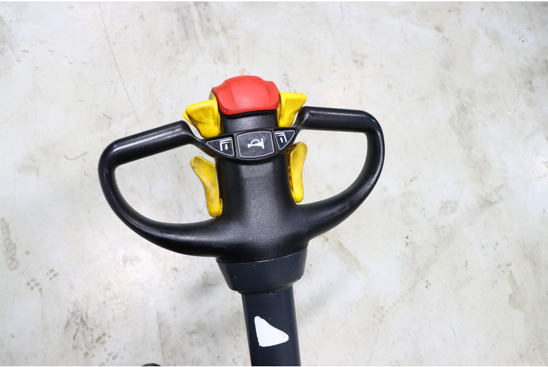 Komatsu CNI 14 - Emelőtargoncá: 2 kép. Komatsu CNI 14 - Emelőtargoncá: 2 kép.