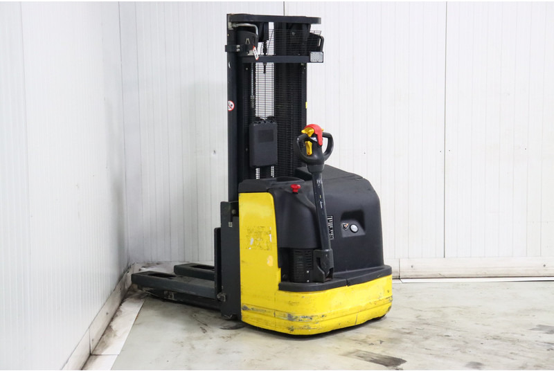 Komatsu CNI 14 - Emelőtargoncá: 5 kép. Komatsu CNI 14 - Emelőtargoncá: 5 kép.