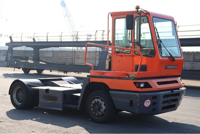 Terberg YT182 - Terminál targoncá: 1 kép. Terberg YT182 - Terminál targoncá: 1 kép.