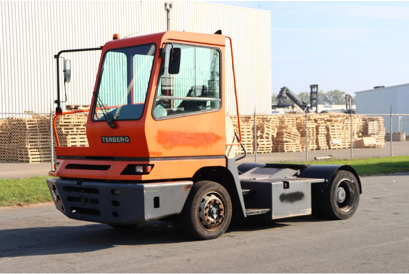 Terberg YT182 - Terminál targoncá: 4 kép. Terberg YT182 - Terminál targoncá: 4 kép.