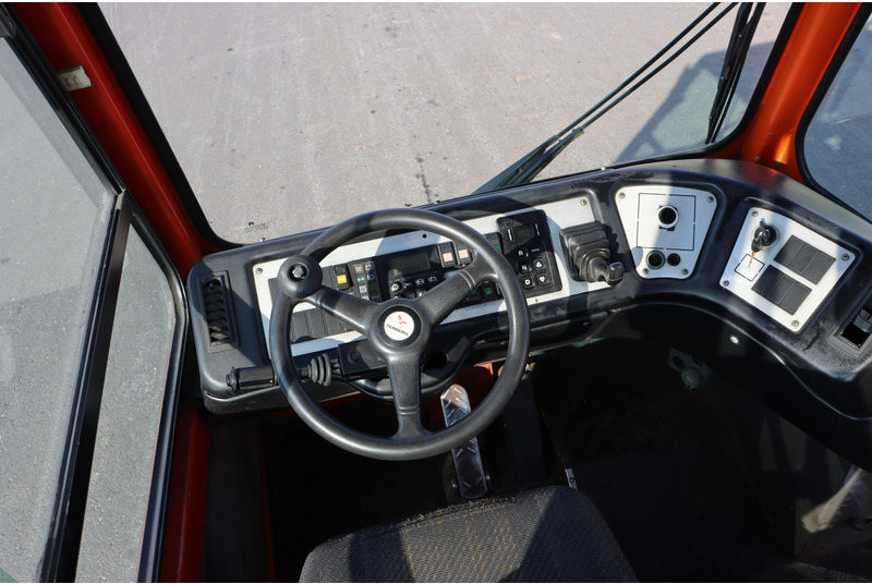 Terberg YT182 - Terminál targoncá: 2 kép. Terberg YT182 - Terminál targoncá: 2 kép.