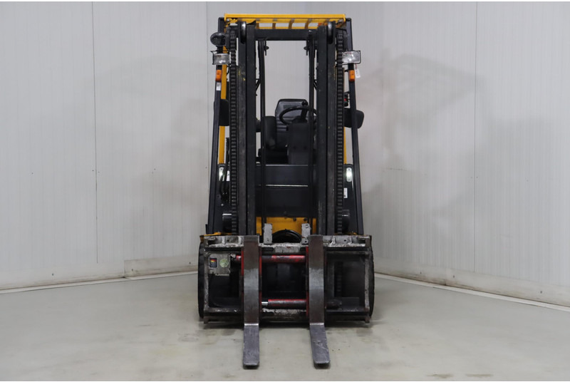 UniCarriers G1Q2L30HQ - Elektromos targonca: 2 kép. UniCarriers G1Q2L30HQ - Elektromos targonca: 2 kép.