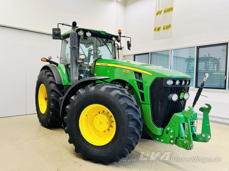 John Deere 8330 - Traktor: 3 kép. John Deere 8330 - Traktor: 3 kép.