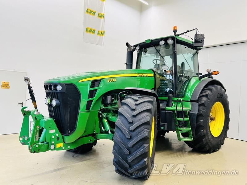 John Deere 8330 - Traktor: 2 kép. John Deere 8330 - Traktor: 2 kép.