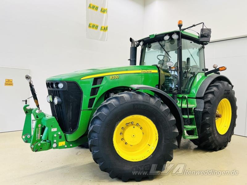 John Deere 8330 - Traktor: 1 kép. John Deere 8330 - Traktor: 1 kép.
