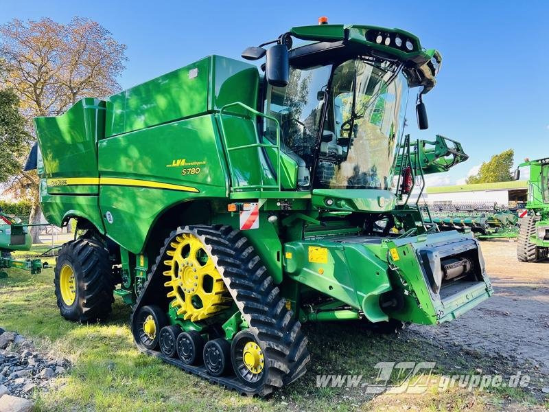 John Deere S780 - Kombájn: 2 kép. John Deere S780 - Kombájn: 2 kép.