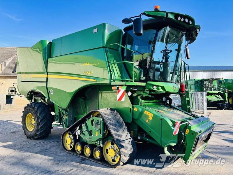 John Deere S790 - Kombájn: 2 kép. John Deere S790 - Kombájn: 2 kép.