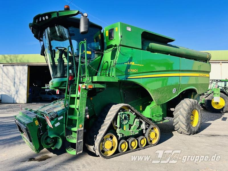 John Deere S790 - Kombájn: 1 kép. John Deere S790 - Kombájn: 1 kép.