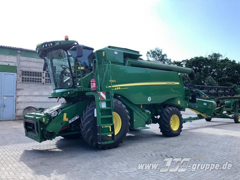 John Deere T550 - Kombájn: 1 kép. John Deere T550 - Kombájn: 1 kép.