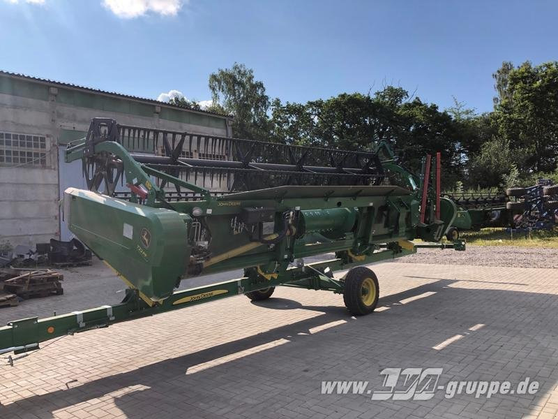 John Deere T550 - Kombájn: 5 kép. John Deere T550 - Kombájn: 5 kép.