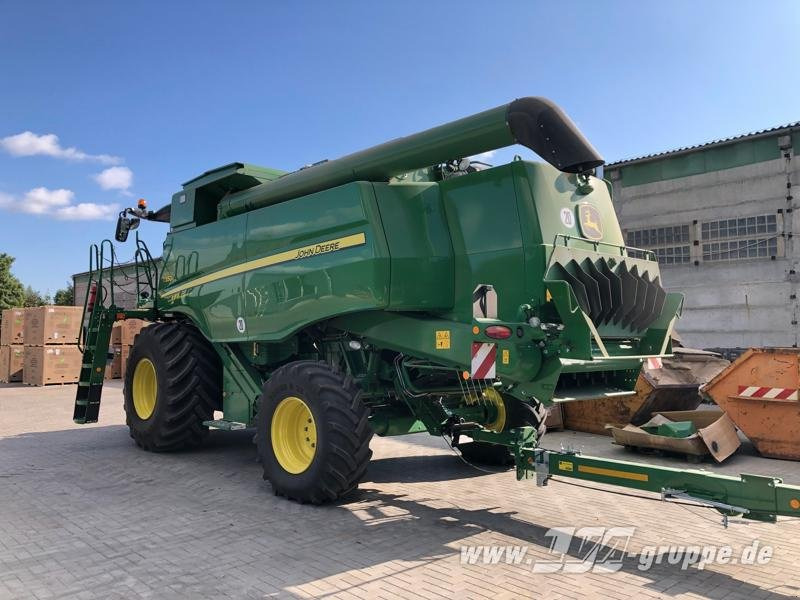 John Deere T550 - Kombájn: 2 kép. John Deere T550 - Kombájn: 2 kép.