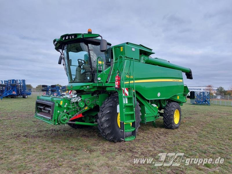 John Deere T660i - Kombájn: 1 kép. John Deere T660i - Kombájn: 1 kép.