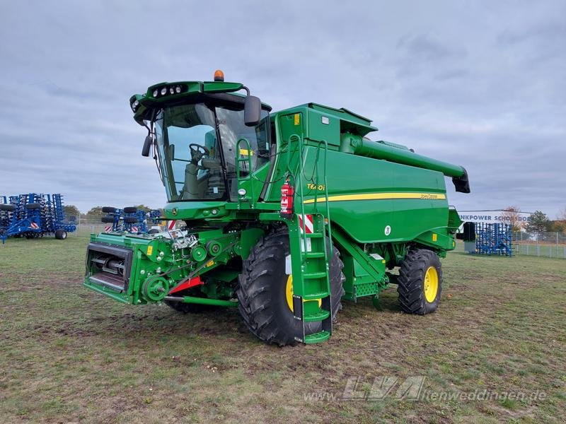 John Deere T660i - Kombájn: 1 kép. John Deere T660i - Kombájn: 1 kép.